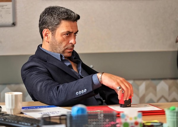 Şimdilerde Uzak Şehir'de canlandırdığı Cihan karakteriyle reytinglerde fırtına estiren Ozan Akbaba hem oyunculuğu hem de karizmasıyla dikkatleri üzerine çekiyor. Görseli