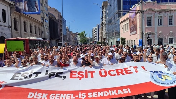 İzmir Büyükşehir Belediyesi’nde çalışan 23 bin işçi bayramdan önce greve çıkmıştı.
