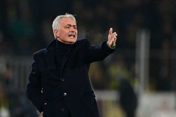 Yeni sezona da Mourinho ile başlayacak olan Fenerbahçe'de Başkan Ali Koç'a tepkiler dinmek bilmiyor Görseli