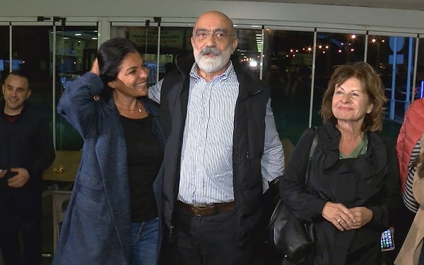 Türk edebiyatının önemli kalemlerinden Ahmet Altan eşinin vefatı ile sarsıldı. Görseli