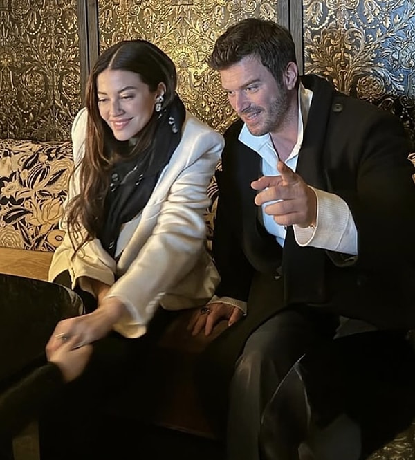 Kariyerinin başından beri özel hayatıyla magazinin gözü önünde olan Kıvanç Tatlıtuğ, Başak Dizer'le aldığı evlilik kararıyla çok konuşulmuştu. Görseli