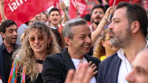 Ünlü sunucunun paylaşımı şöyleydi;
