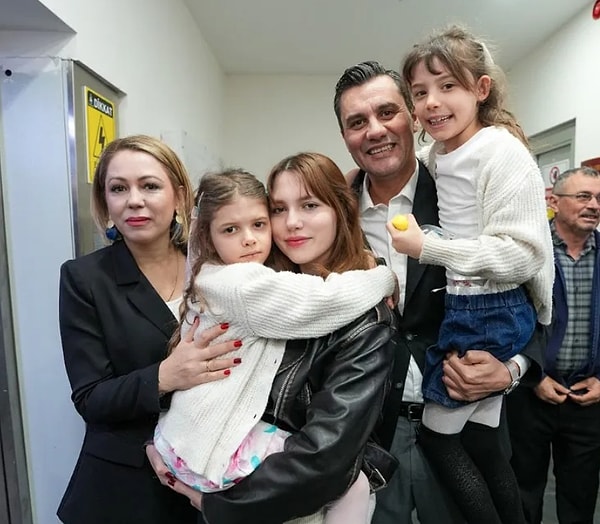 Manisa’nın sevilen Büyükşehir Belediye Başkanı Ferdi Zeyrek, 48 yaşında hayatını kaybetti. Bu ani kayıp Zeyrek'in annesi başta olmak üzere Manisa halkını ve tüm Türkiye'yi yasa boğmuştu. Görseli