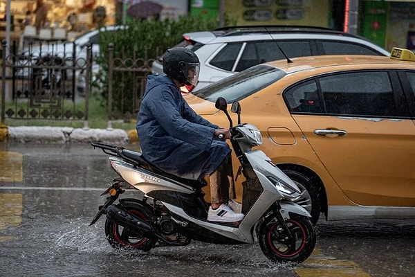 Hafta sonu yurdun büyük bölümünde yağmur bekleniyor. İstanbul'da güneşli hava yerini gök gürültülü sağanak yağışa bıracak.