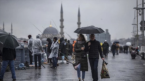 Ankara'da havanın nasıl olacağı hakkında konuşan Tekin, "Parçalı az bulutlu bir hava hakim olacak. Cuma günü 33 derece, cumartesi 29 derece ve pazar günü ise 25 dereceye kadar hava sıcaklığı düşecek" dedi.