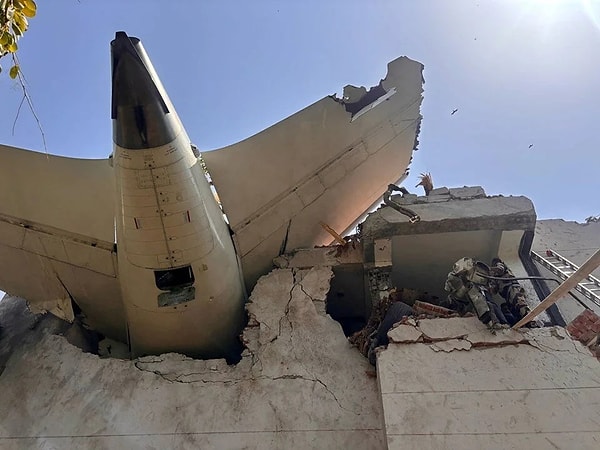 Hindistan'ın Ahmedabad kenti havalimanında feci uçak kazası meydana geldi. İngiltere'nin başkenti Londra'ya sefer gerçekleştiren Air India uçağında 12'si mürettebat, 242 kişinin bulunduğu duyuruldu. Görseli