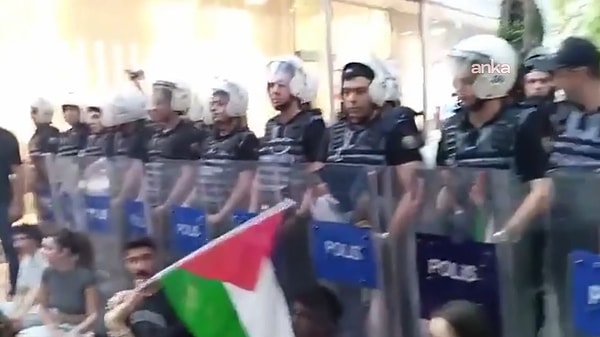 İsrail ordusu, dün Gazze'de insani yardım için toplanan Filistinlilere ateş açmıştı. Filistin’deki İsrail işgalinin son bulmasını isteyen eylemciler, Ankara'da eylem yapmak istedi. Görseli