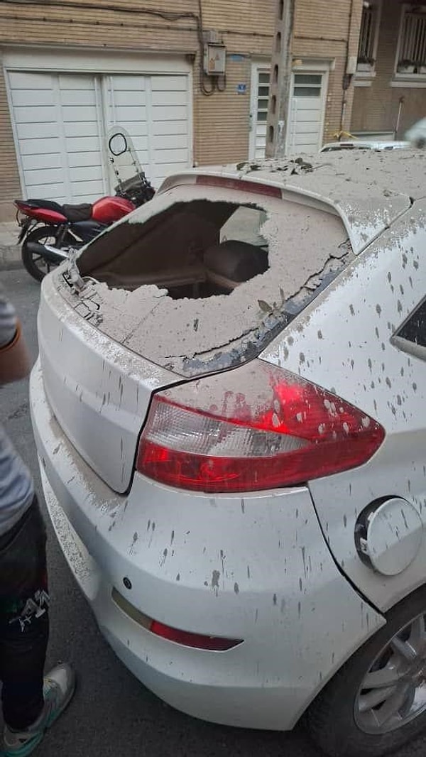 İran Devrim Muhafızları Ordusu, bu sabah İsrail tarafından düzenlenen hava saldırılarında, Devrim Muhafızları Ordusu Komutanı Hüseyin Selami’nin hayatını kaybettiğini duyurdu. DMO, saldırının ABD’nin bilgisi dahilinde gerçekleştirildiğini öne sürdü ve "ağır bir bedel" ödetileceğini belirtti.