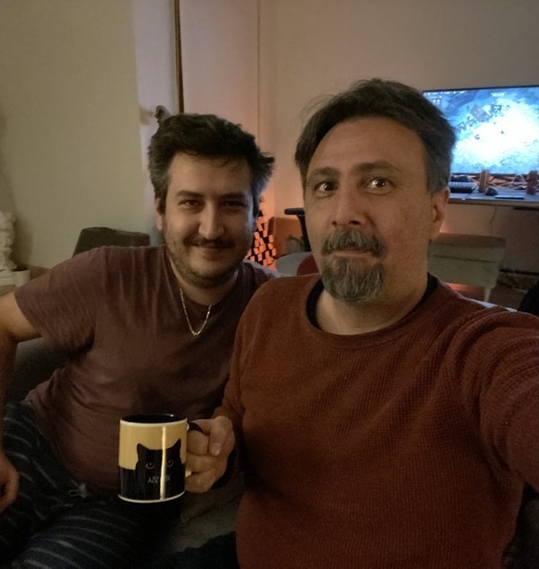 Ve asıl güzel haber ve Gibi hayranlarını sevindirecek detay şu ki filmin senaryosu Feyyaz Yiğit ve Aziz Kedi tarafından kaleme alındı. Görseli