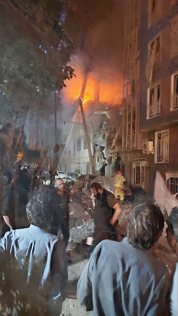 İsrail'in saldırı tehditleri sonrası İran’ın farklı noktalarında gece saatlerinde şiddetli patlamalar meydana geldi. Görseli