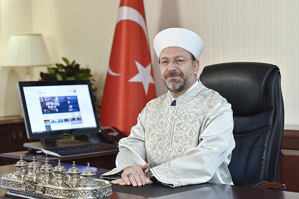 Diyanet İşleri Başkanlığı "Düğün yapmanın da bir adabı vardır" başlıklı hutbesinde yeni nesil uygulamaları eleştirdi. Görseli