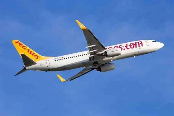 Pegasus Hava Yolları, İsrail'in İran'a yönelik saldırısı nedeniyle İran, Irak ve Ürdün seferlerinin geçici süre iptal edildiğini, Lübnan uçuşlarının ise gün doğumundan sonra iniş yapacak şekilde planlandığını duyurdu.