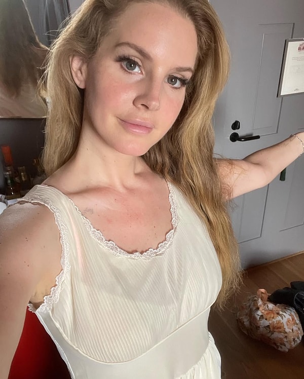 Şarkı sözleri ve retro havasıyla müzik dünyasına bambaşka bir soluk getiren Lana Del Rey, son zamanların en sevilen sanatçılarından biri olmaya devam ediyor. Görseli