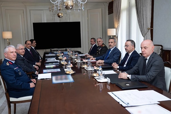 Bakanlık yetkilisi, "Saat 14.30’da başlayan toplantıda İsrail’in İran'a yönelik hava saldırısıyla başlayan süreç ve muhtemel yansımaları ele alınıyor" bilgisini paylaştı. Görseli