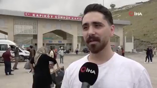 Mikrofona konuşan bir genç İran'da herhangi bir korku olmadığını, gelen birkaç saldırının daha fazlasının İsrail'e geri döneceğini söyledi. Görseli