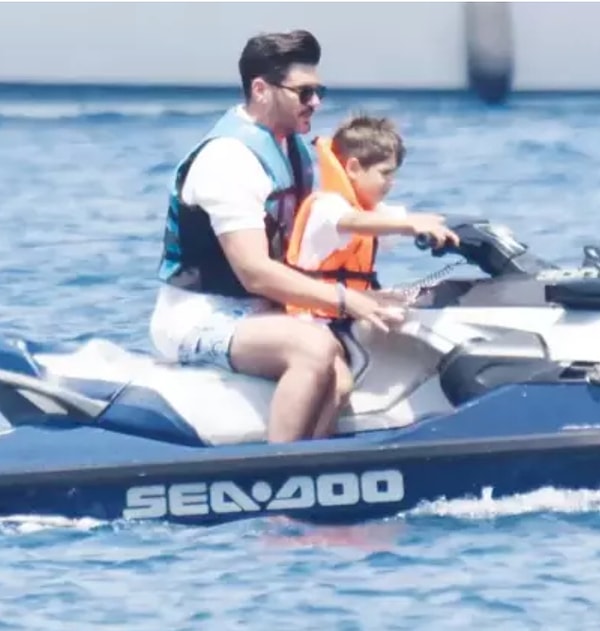 Son olarak oğlu Efehan'la kameralara yansıyan Tolgahan Sayışman'ın jet ski keyfi magazin sayfalarına düştü.