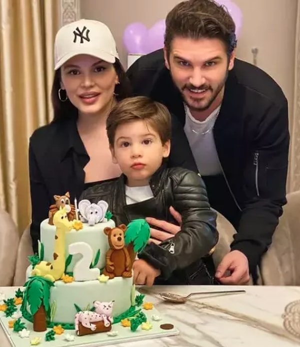 Şimdilerde ekranlardan uzak bir hayat süren Tolgahan Sayışman evliliğiyle ve çocuklarıyla göz doldurmaya devam ediyor.