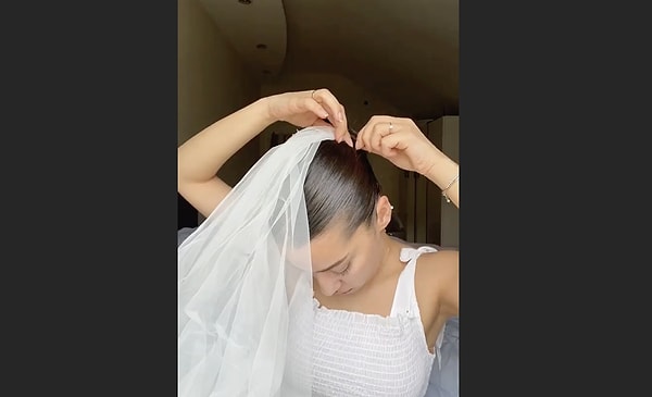 Normalde 800 TL olan saçın, düğün günü yaptırırsa 15 bin TL, otelde yaptırırsa 30 bin TL olduğunu söyledi. Görseli