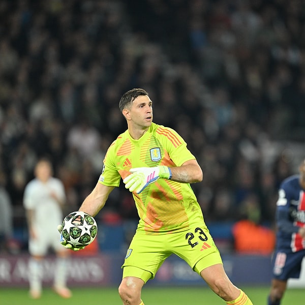10- Emiliano Martinez, Galatasaray'ın kaleci adayları arasında bir numaraya yükseldi. Arjantinli kalecinin transferi için görüşmeler sürüyor.