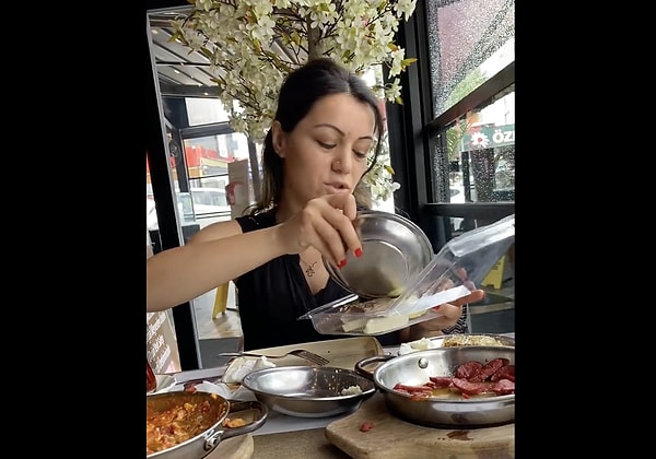 Dışarda yemek yedikten sonra kalanlar çoğunlukla çöpe gidiyor. Görseli