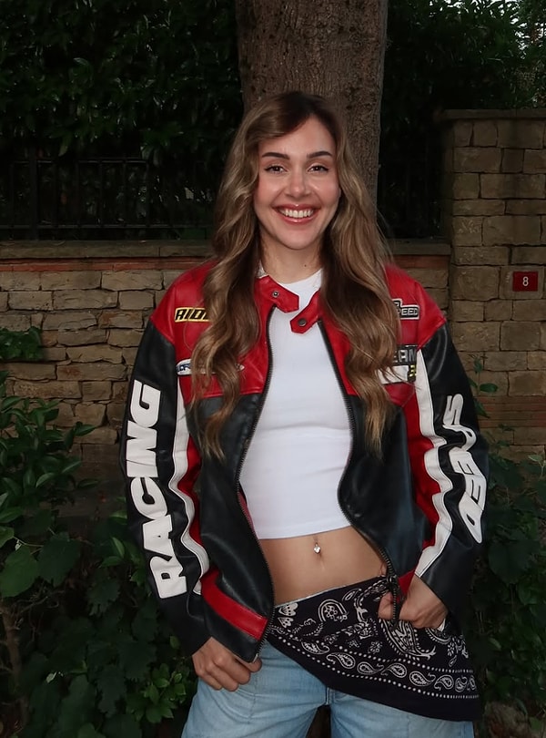 Miss Turkey 2015 güzeli olarak hayatımıza giren Berfu Yenenler, sadece bir güzellik yarışmasından çıkıp, espri anlayışı ve enerjik karakteriyle magazin dünyasına damga vuran isimlerden biri oldu. Görseli