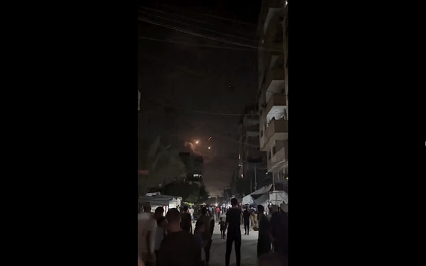 Saldırıların ardından Filistin halkı sokağa döküldü. Görseli