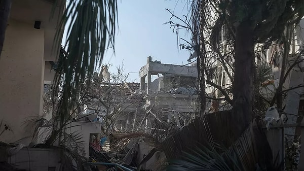 İsrail iç cephe komutanlığı, İran'ın son füze saldırısında Tel Aviv'de bir binanın tamamen yıkıldığını açıkladı.