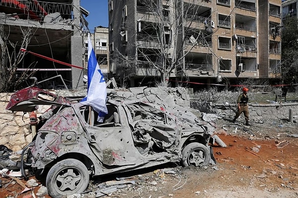 İran'ın bu sabah Tel Aviv'in güneyinde yer alan Rishon Lezion kentindeki bir yerleşim alanına düzenlediği füze saldırısının ardından enkaz altında kalanlara ulaşmak için arama çalışmalarını sürdürüyor.