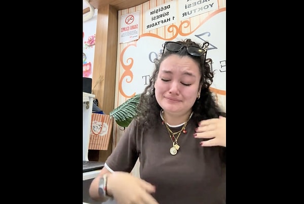 İrlanda için vize başvuru yapan bir kız, heyecanını zarfını getiren kurye ile paylaşmak istedi fakat sonu hüsran oldu. Görseli
