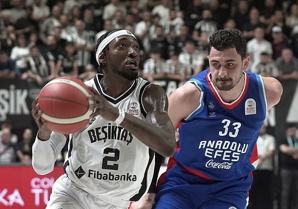 Beşiktaş final umudunu son periyota taşıdı. Görseli