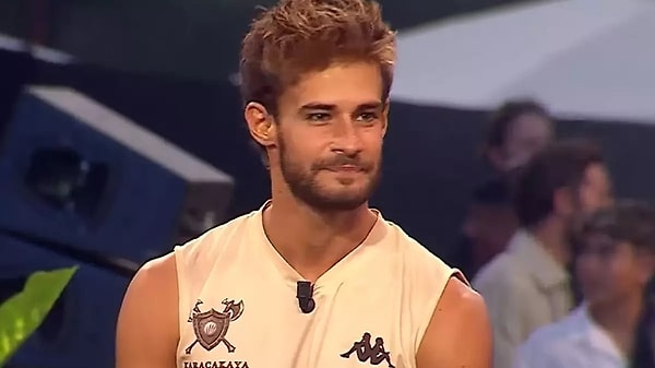 Survivor 2025 final akşamında kazanan daha açıklanmadan önce Batuhan, seyirciye Adem'i alkışlatmıştı.