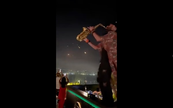 Daha önce savaş sebebiyle çok acı çekmiş olan bir ülkenin bu kayıtsızlığı sosyal medyada gündem oldu. Görseli