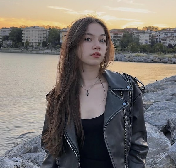 2006 doğumlu olan Alisa Sezen Sever çocukluğunda da birçok yapımda rol almıştı. Görseli