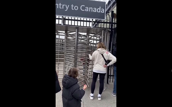 Çocuk bir anda kendisini Kanada'da buldu.
