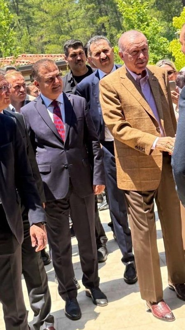 Cumhurbaşkanı Recep Tayyip Erdoğan’ın tatil bölgesi Marmaris’te tercih ettiği takım elbise ve ayakkabılar sosyal medyada gündem olmuştu. Görseli