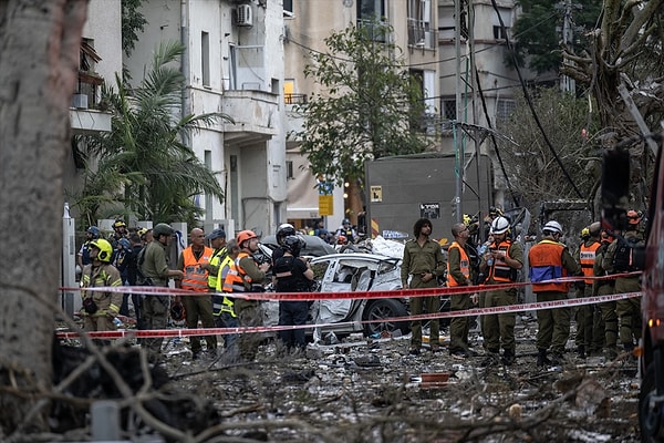 Öte yandan, Tel Aviv'in Gush Dan bölgesi, Petah Tikva kentinde patlamaların binalarda ağır yıkıma yol açtığı, itfaiye ve kurtarma ekiplerinin buraya yönlendirildiği kaydedildi. Görseli