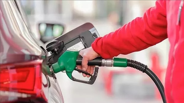 İsrail - İran savaşı petrol fiyatlarının yükselmesine, petrol fiyatlarının yükselmesi de akaryakıt fiyatlarına arka arkaya zam gelmesine neden oldu. Görseli