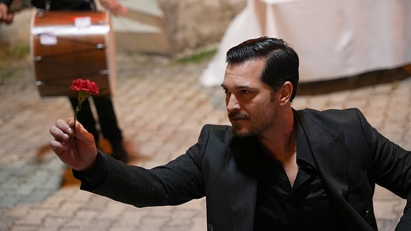 Adını Feriha Koydum'la hayatımıza giriş yapıp Medcezir'le inanılmaz bir tanınırlık elde eden Ulusoy her projesiyle ön plana çıkmayı başardı. Görseli