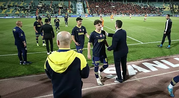 Fenerbahçe'nin sahayı terk ettiği Süper Kupa maçı büyük tartışmaya neden olmuştu. Görseli