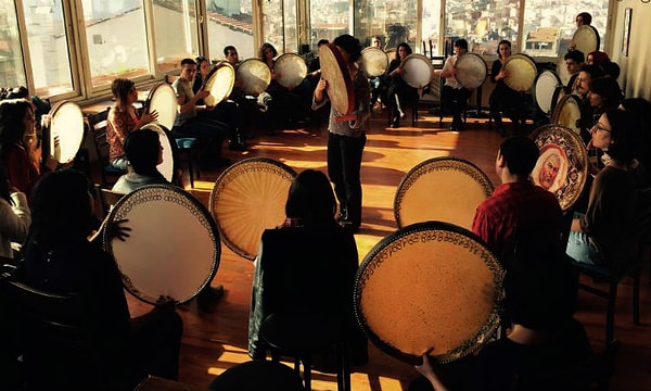 Bir Köy Düğününde: Ziller ve Gözyaşları Görseli