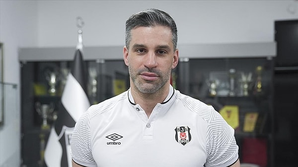 Taraftara övgü dolu sözler söyledi.