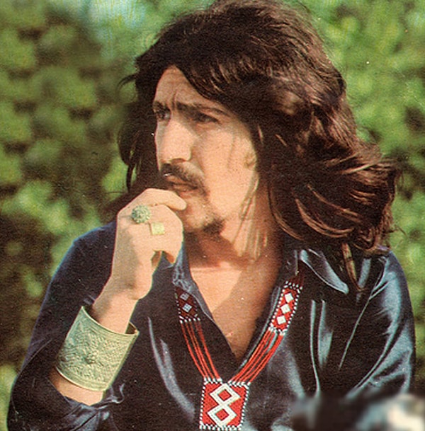 “Arkadaşım Eşek”, “Alla Beni Pulla Beni”, “Sarı Çizmeli Mehmet Ağa” gibi şarkılarıyla bir dönemin değil, tüm zamanların müzik efsanesi olan Barış Manço’yu tanımayan yoktur. Görseli