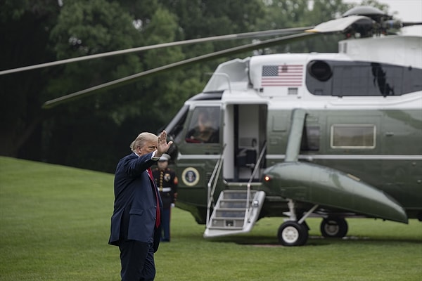 Beyaz Saray Sözcüsü Karoline Leavitt, X hesabından yaptığı paylaşımda, Trump'ın zirveden erken ayrılarak yerel saatle bu gece Washington'a döndüğünü duyurdu. Görseli