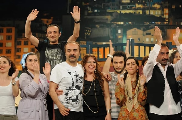 2008 yılında yayın hayatına başlayan Çok Güzel Hareketler Bunlar, hem ekranların hem de izleyicilerin gönlünde bambaşka bir yere sahip. Görseli
