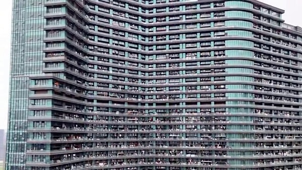 Regent International, Hangzhou’nun merkezinde yer alan ve ilk olarak lüks otel olarak tasarlanan dev bir yapı