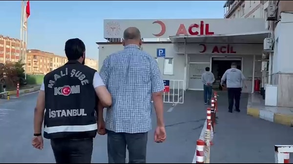 Yürütülen çalışmalarda Yedikule Göğüs Hastalıkları Hastanesi'nin Göğüs Cerrahisi Bölümünde çalışan bir profesör ve bir doçent ile 4 doktorun diğer şüphelilerle birlikte hareket ettiği tespit edildi. Görseli