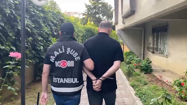 Yaklaşık 50 kişiyi 10 milyon lira zarara uğrattıkları belirlenen şüphelilere yönelik 5 aylık fiziki ve teknik takibin ardından operasyon düzenlendi.
