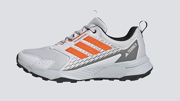 Adidas'ın özgün tasarımı olan TERREX TRACEFINDER 2 Ayakkabısı, estetik ve fonksiyonelliği bir arada sunuyor. Görseli