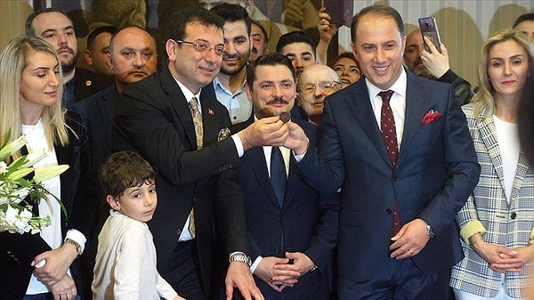 İBB’ye yönelik yapılan operasyonların ilki 19 Mart’ta gerçekleştirilmiş ve gözaltına alınanlar arasında Beylikdüzü Belediye Başkanı Mehmet Murat Çalık da bulunuyordu.
