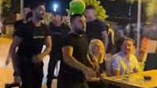 Başta Marmaris olmak üzere Akdeniz Bölgesi’ndeki bazı otel ve işletmelerde turistlere yönelik yapılan eğlence ve danslar gündem olmuştu. Görseli